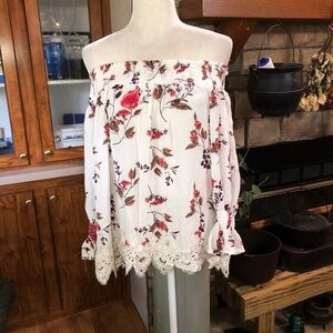 KORI SIZE SMALL WHITE ON OFF SHOULDER BLOUSE WITH FLORAL PATTERN CROCHETED LACE